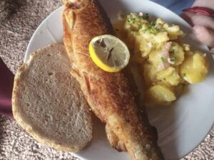 Am Karfreitag Fischessen  an der Treckerstube in Wolfersweiler