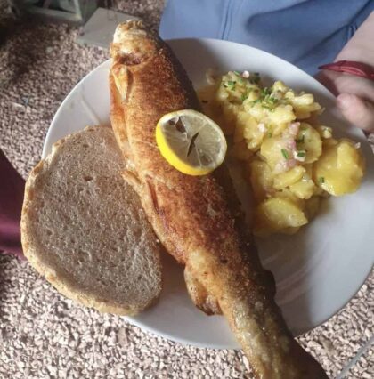 Am Karfreitag Fischessen  an der Treckerstube in Wolfersweiler